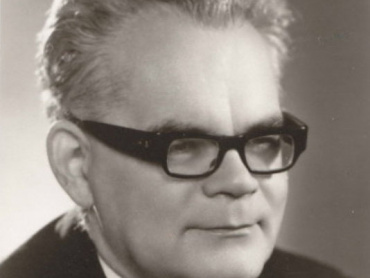 PhDr. Oldřich Králík (1907–1975), významný literární vědec. V roce 1946 se habilitoval a byl jmenován docentem filozofické i pedagogické fakulty UP v Olomouci. V roce 1958 dosáhl vědecké hodnosti doktora filologických věd (DrSc.), v roce 1966 byl jmenován univerzitním profesorem. Nedatovaná fotografie, Slezské zemské muzeum v Opavě, Sbírka Slezského ústavu, inv. č. SÚ 256. 